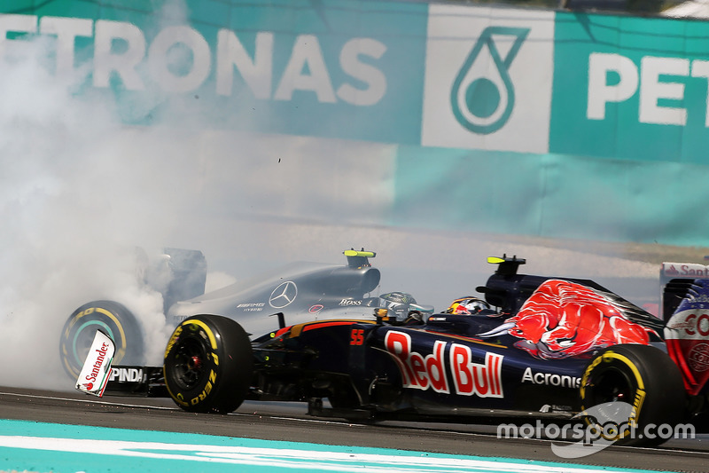 Nico Rosberg, Mercedes AMG F1 W07 Hybridtorna ai box dopo il contatto alla partenza