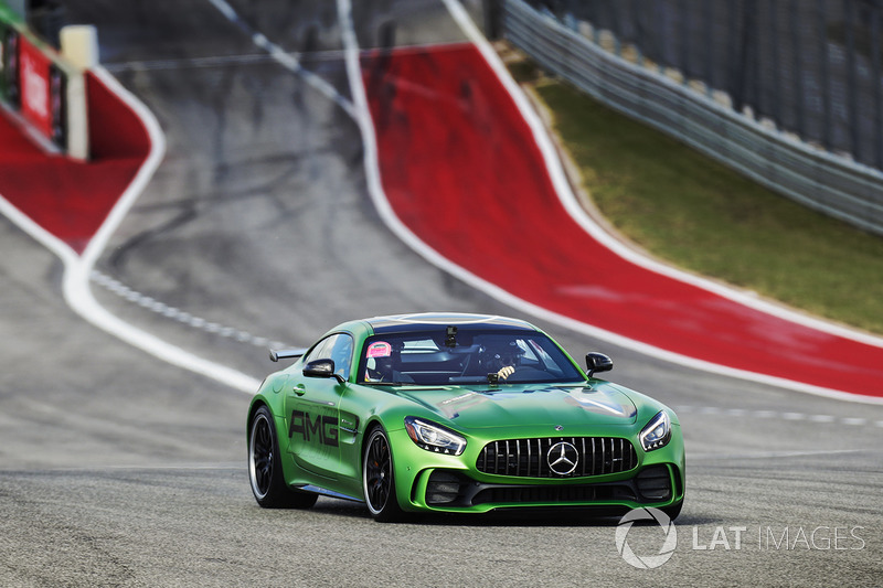 Гонщик Mercedes AMG F1 Льюис Хэмилтон и Усэйн Болт на Mercedes AMG GT R