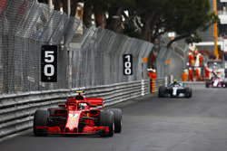Kimi Raikkonen, Ferrari SF71H, precede Valtteri Bottas, Mercedes AMG F1 W09