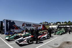 Graham Rahal, Rahal Letterman Lanigan Racing Honda y otros autos esperan para ir a la inspección técnica