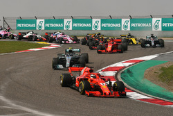 Себастьян Феттель, Ferrari SF71H, лідирує на старті