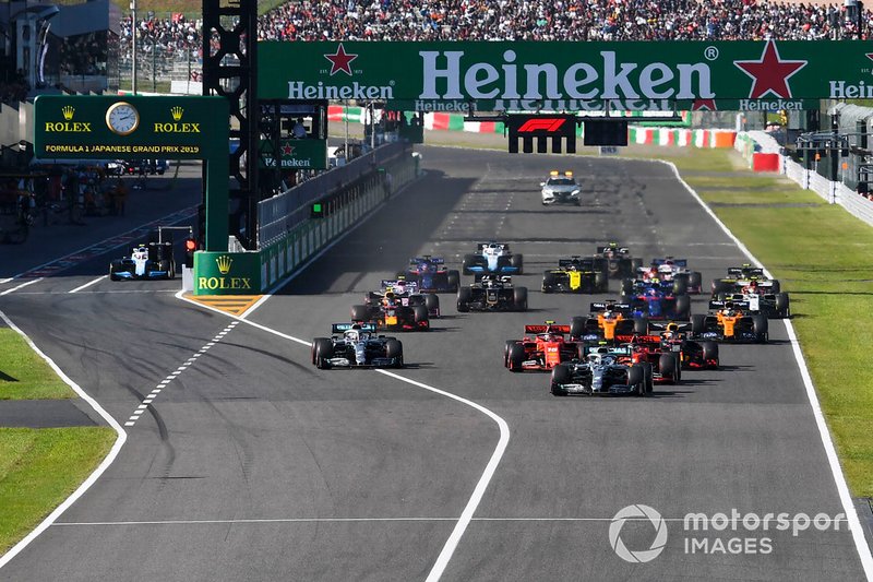 Valtteri Bottas, Mercedes AMG W10 devant Sebastian Vettel, Ferrari SF90 Charles Leclerc, Ferrari SF90, Lewis Hamilton, Mercedes AMG F1 W10 et Max Verstappen, Red Bull Racing RB15 au départ