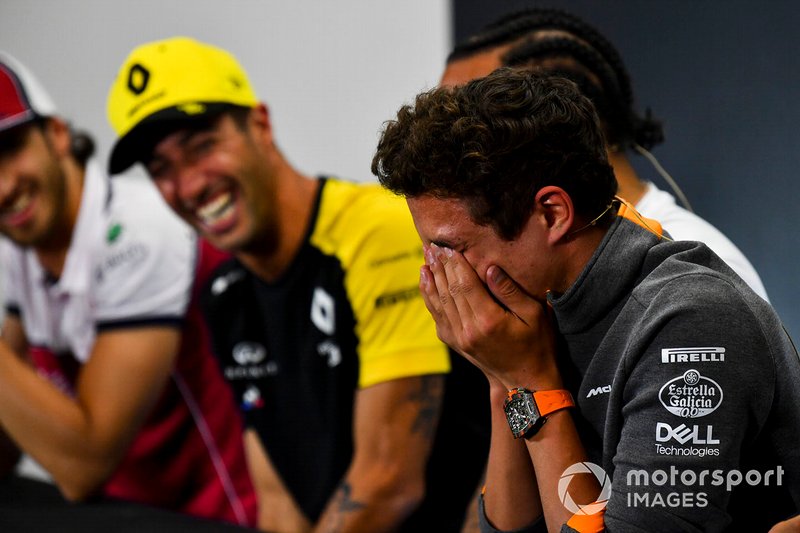 Lando Norris, McLaren et Daniel Ricciardo, Renault F1 Team, rigolent en conférence de presse