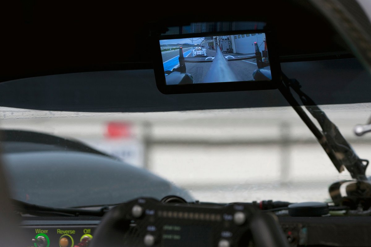 Цифровое зеркало заднего вида, использующее технологию AMOLED, на Audi R18 e-tron quattro чемпионата WEC