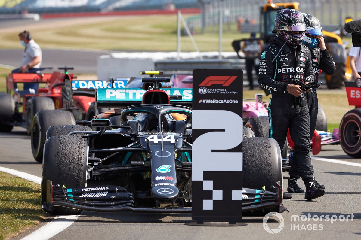 Валттери Боттас, Mercedes-AMG Petronas F1, третье место, и Льюис Хэмилтон, Mercedes-AMG Petronas F1, второе место, в закрытом парке