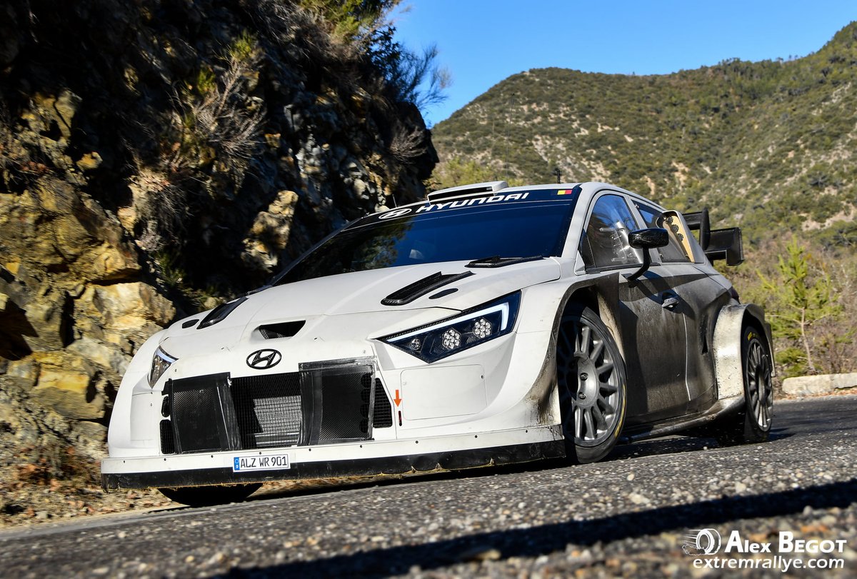 Thierry Neuville saat menguji Hyundai i20 Rally1 di Monte Carlo, Monako.