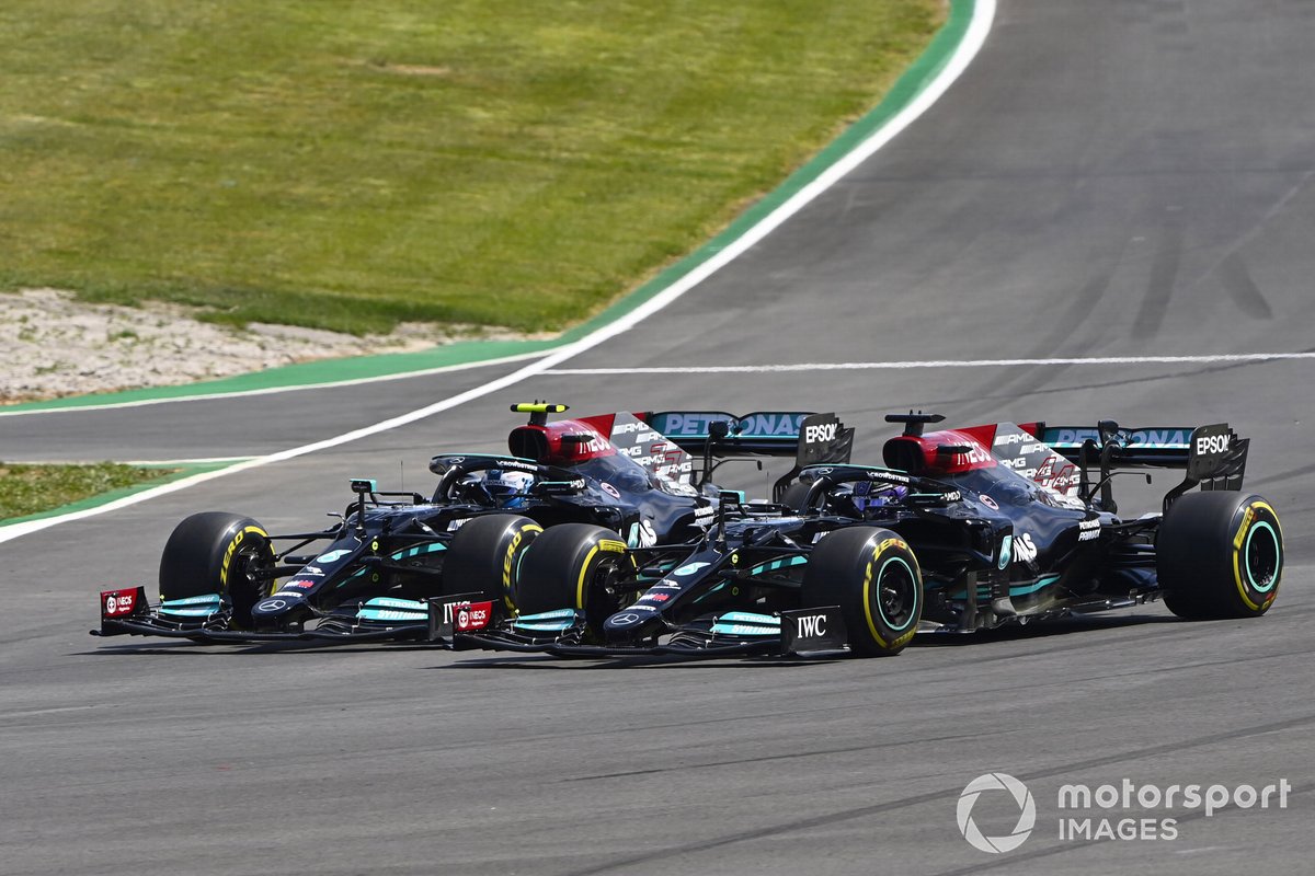 Lewis Hamilton haalt teamgenoot Valtteri Bottas in