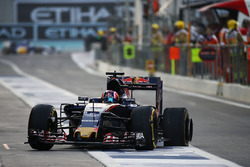 Daniil Kvyat, Scuderia Toro Rosso STR11 met een lekke band
