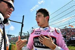 Esteban Ocon, Force India F1 en la parrilla con Bradley Joyce, Force India ingeniero de carrera