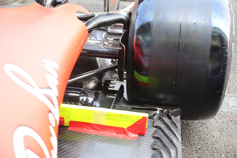 Ferrari SF90, la copertura in cartone dei piccoli tubi di pitot apparsi sul fondo in Messico