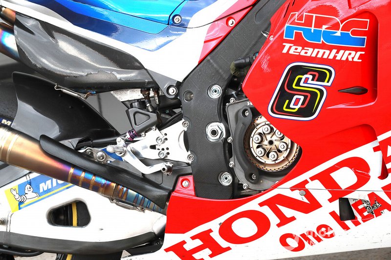 Nach Bradl testete am Montag Marquez das mit Carbon verstärkte Chassis
