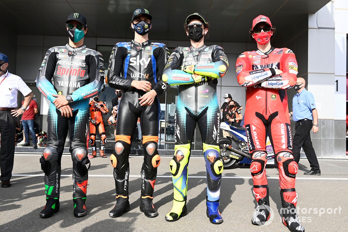Pembalap Sky VR46 Esponsorama, Luca Marini (kedua dari kiri) bersama Valentino Rossi (Petronas Yamaha SRT) Franco Morbidelli (Petronas Yamaha SRT), dan Francesco Bagnaia (Ducati Team).