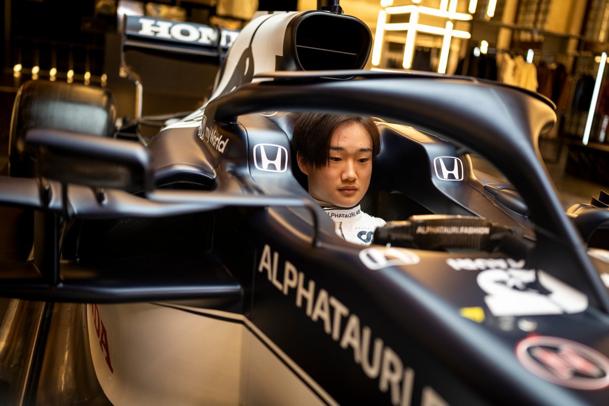 Pembalap Jepang, Yuki Tsunoda, berada di dalam kokpit mobil F1 2021 Alpha Tauri, AT02.
