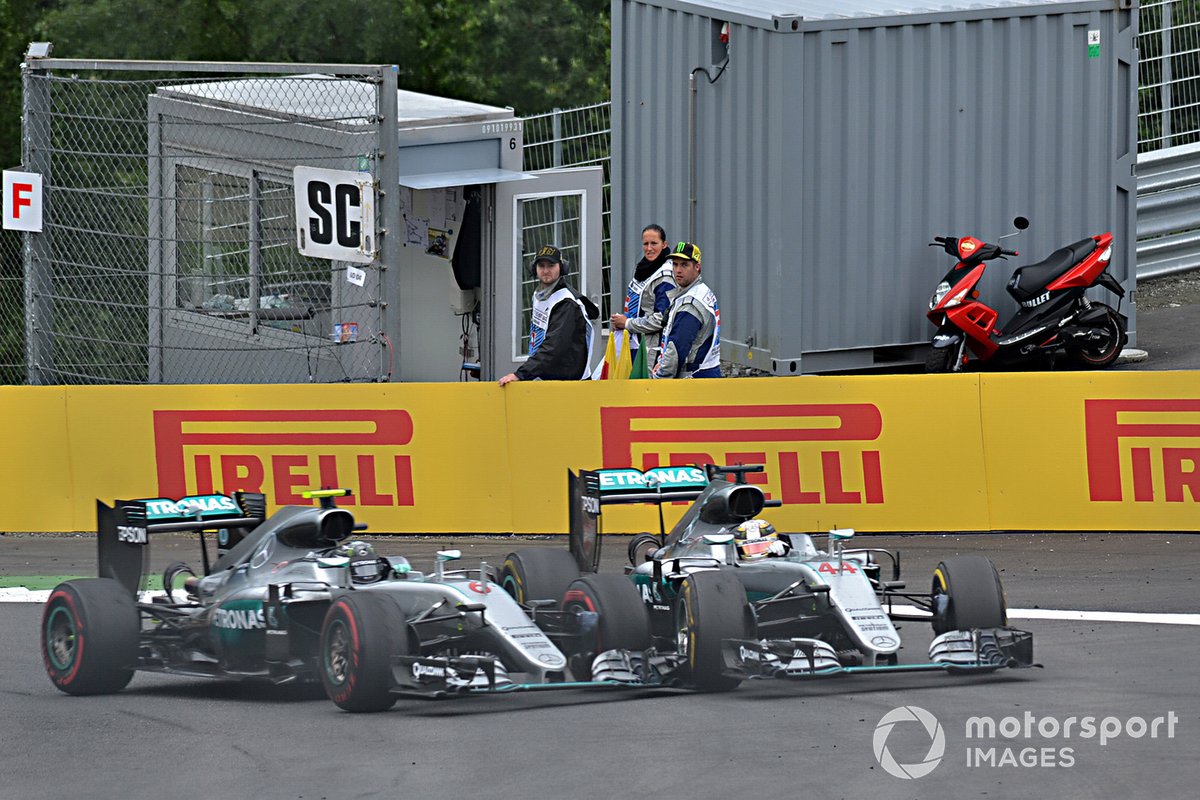 Nico Rosberg, Mercedes-Benz F1 W07 Hybrid dan Lewis Hamilton, Mercedes-Benz F1 W07 Hybrid bertabrakan pada lap terakhir lomba F1 GP Austria 2016.