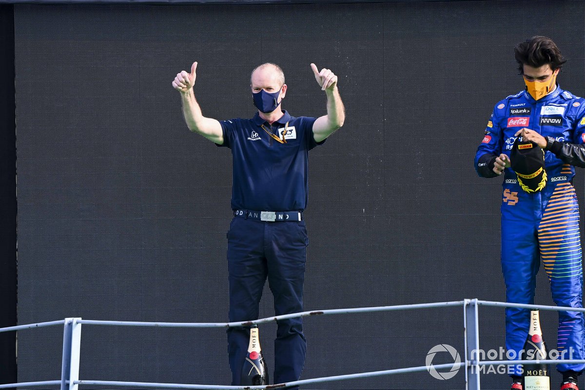 Graham Watson Team Manager, AlphaTauri et Carlos Sainz Jr., McLaren, 2ème position, sur le podium