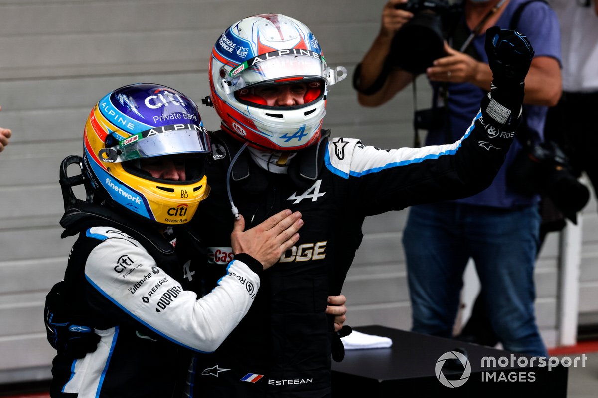 Fernando Alonso, Alpine F1, merayakan kemenangan Esteban Ocon, Alpine F1, di Parc Ferme