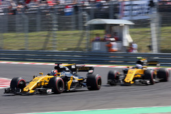 Nico Hülkenberg, Renault Sport F1 Team RS17 passeert Jolyon Palmer, Renault Sport F1 Team RS17