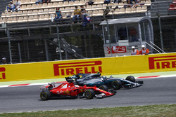 Sebastian Vettel, Ferrari SF70H, battles, Valtteri Bottas, Mercedes AMG F1 W08