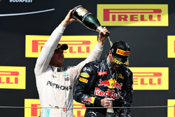 Podium: tweede Nico Rosberg, Mercedes AMG F1 Team en derde Daniel Ricciardo, Red Bull Racing met ch
