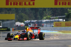 Max Verstappen, Red Bull Racing RB12, mit Funkenflug