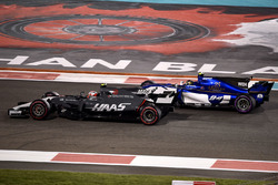 Kevin Magnussen, Haas F1 Team VF-17 ve Pascal Wehrlein, Sauber C36 mücadele