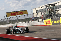 Valtteri Bottas, Mercedes-Benz F1 W08 sıralama turlarının sonunda damalı bayrakta