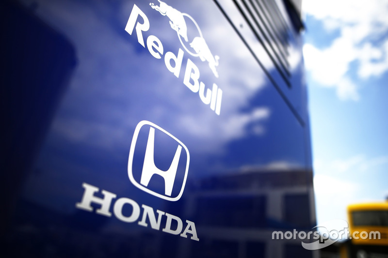 Des logos Red Bull et Honda sur le côté d'un camion Toro Rosso
