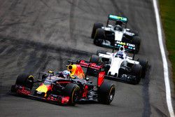 Daniel Ricciardo, Red Bull Racing RB12 precede Valtteri Bottas, Williams FW38 Mercedes e Nico Rosber