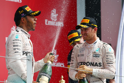 Eerste plaats voor Lewis Hamilton, Mercedes AMG F1 W07 en tweede plaats Nico Rosberg, Mercedes AMG P
