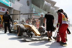 De uitgebrande auto van Kevin Magnussen, Renault Sport F1 Team RS16