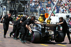 Lewis Hamilton, Mercedes AMG F1 W07 Hybrid in de pits