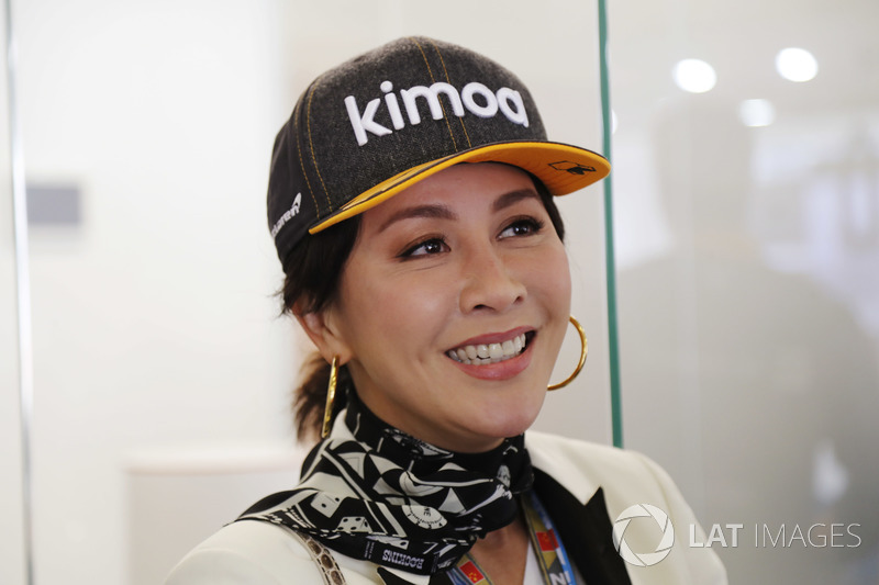Актриса і Співачка Каріна Лау у боксах McLaren