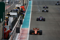 Stoffel Vandoorne, McLaren MCL32, leads Pierre Gasly, Toro Roso STR12