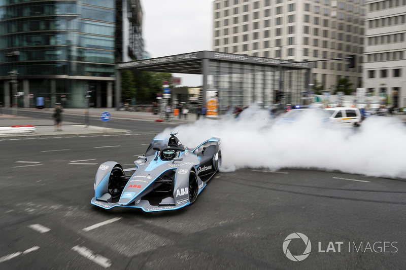 El campeón mundial de Fórmula 1, Nico Rosberg, conduce el Fórmula E Gen2 por las calles de Berlín