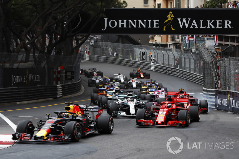 Daniel Ricciardo, Red Bull Racing RB14, Sebastian Vettel, Ferrari SF71H, Lewis Hamilton, Mercedes AMG F1 W09, Kimi Raikkonen, Ferrari SF71H y Valtteri Bottas, Mercedes AMG F1 W09 en e inicio