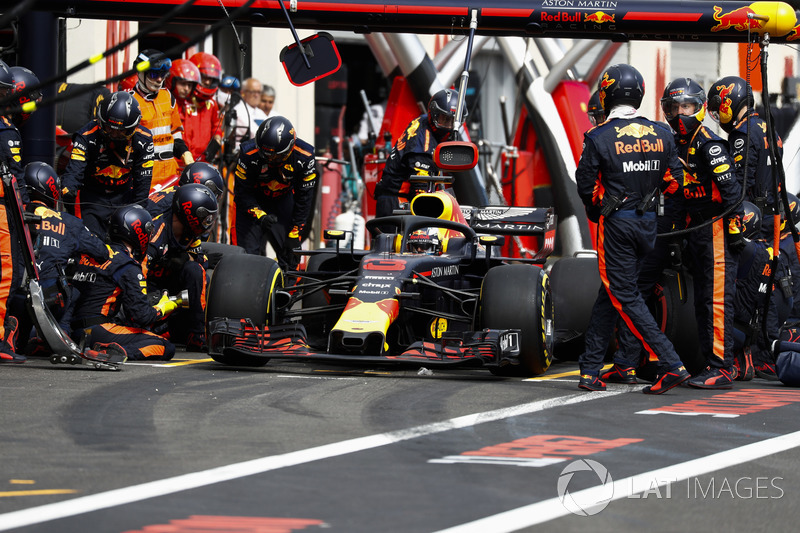 Daniel Ricciardo, Red Bull Racing RB14, makes a pit stop