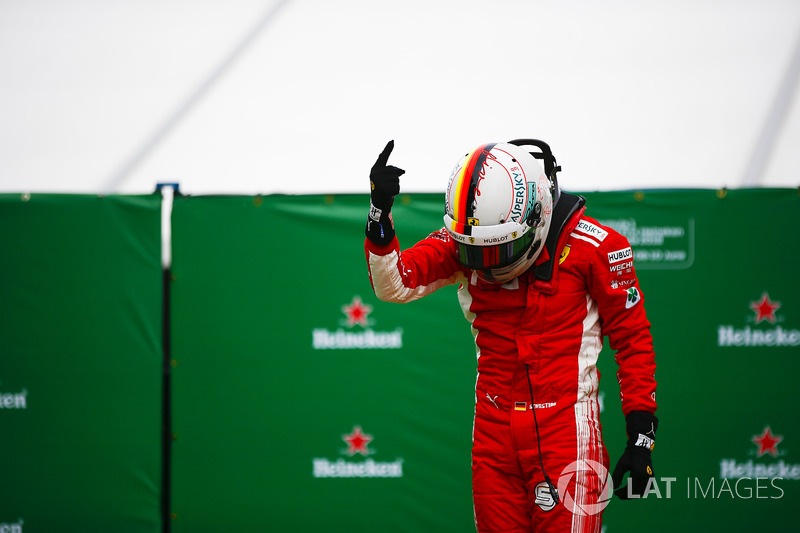 Sebastian Vettel, Ferrari, festeggia la vittoria nel parco chiuso
