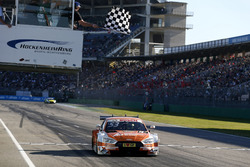 Checkered flag for Jamie Green, Audi Sport Team Rosberg, Audi RS 5 DTM