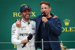 1. Lewis Hamilton, Mercedes AMG F1, mit Jenson Button