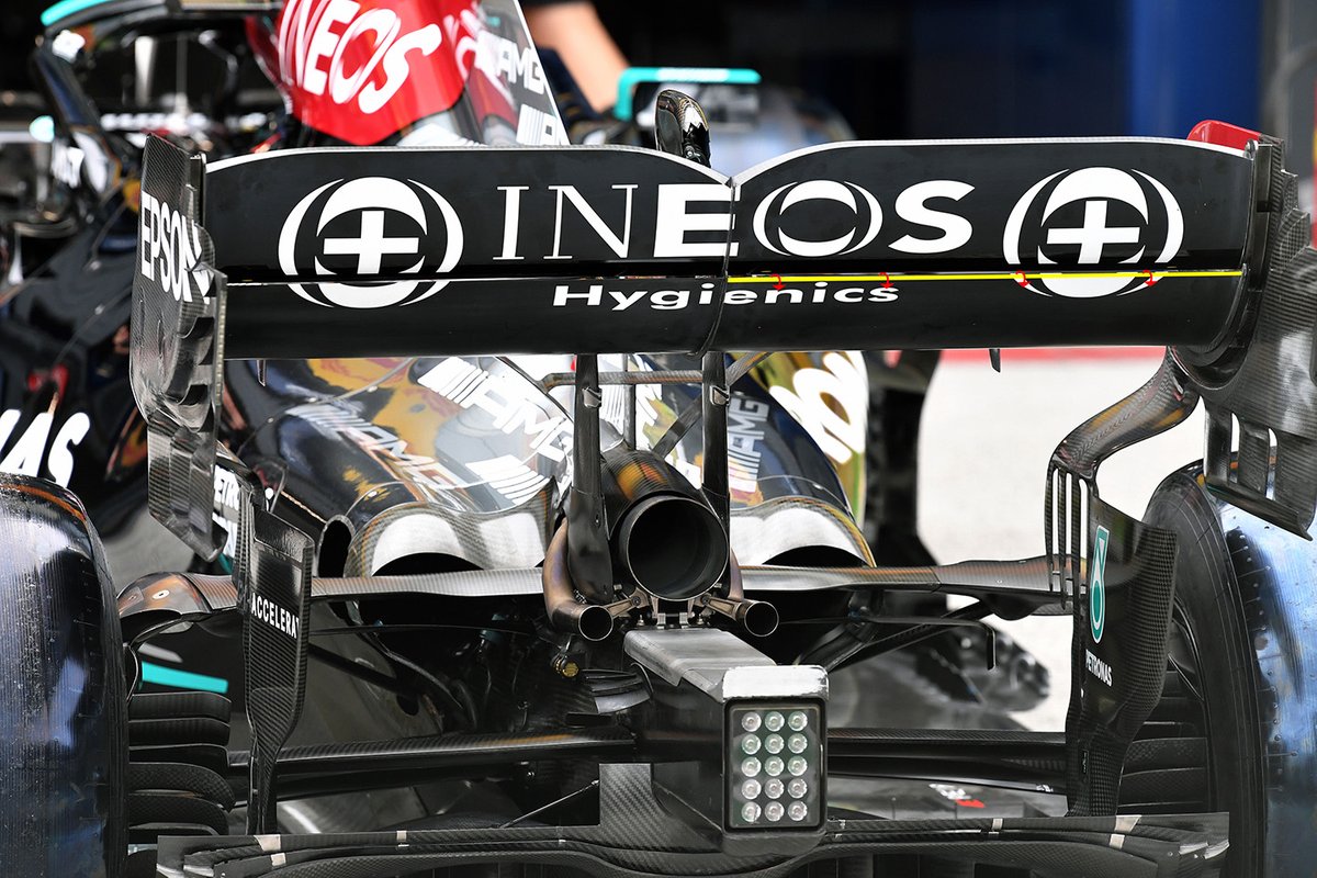 Mercedes W12: in giallo la maggiore distanza fra i due profili dell'ala posteriore contestata dalla Red Bull