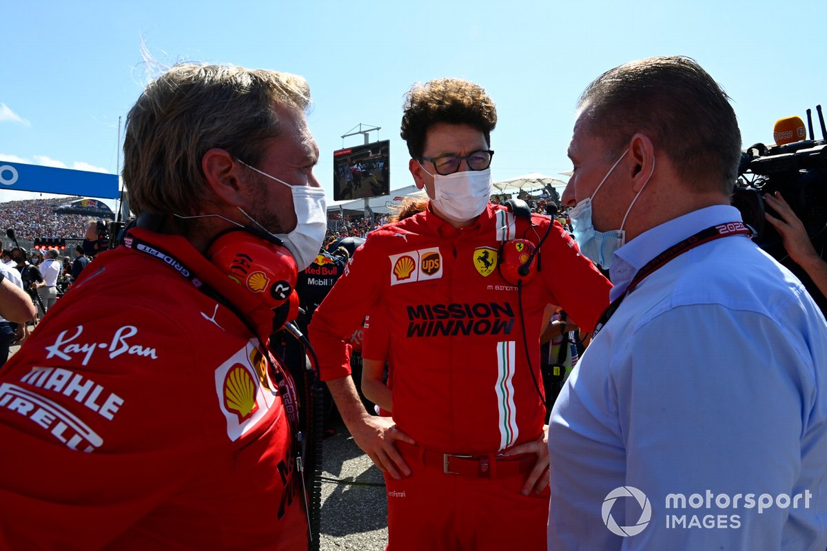 Mattia Binotto, Takım Patronu, Ferrari, Jos Verstappen'le konuşuyor