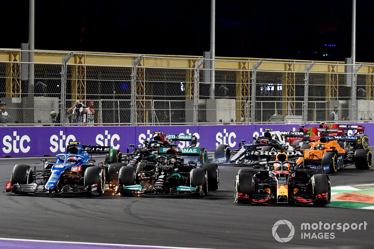 Max Verstappen, Red Bull Racing RB16B, Esteban Ocon, Alpine A521, and Lewis Hamilton, Mercedes W12, memperebutkan posisi