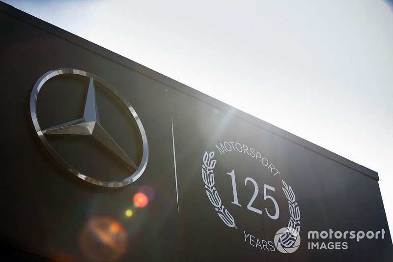 Le logo des 125 ans en sport automobile de Mercedes sur leur motorhome