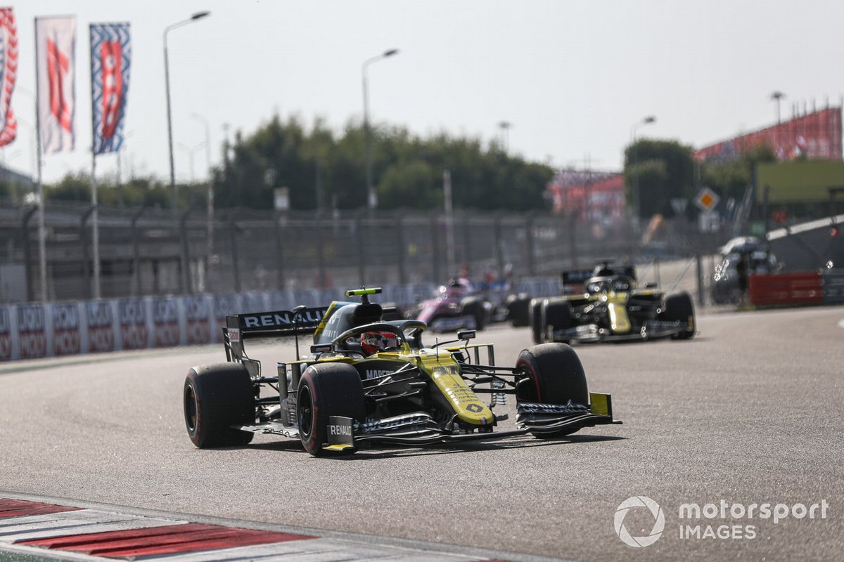 Esteban Ocon, Renault F1 Team R.S.20, Daniel Ricciardo, Renault F1 Team R.S.20, and Sergio Perez, Racing Point RP20