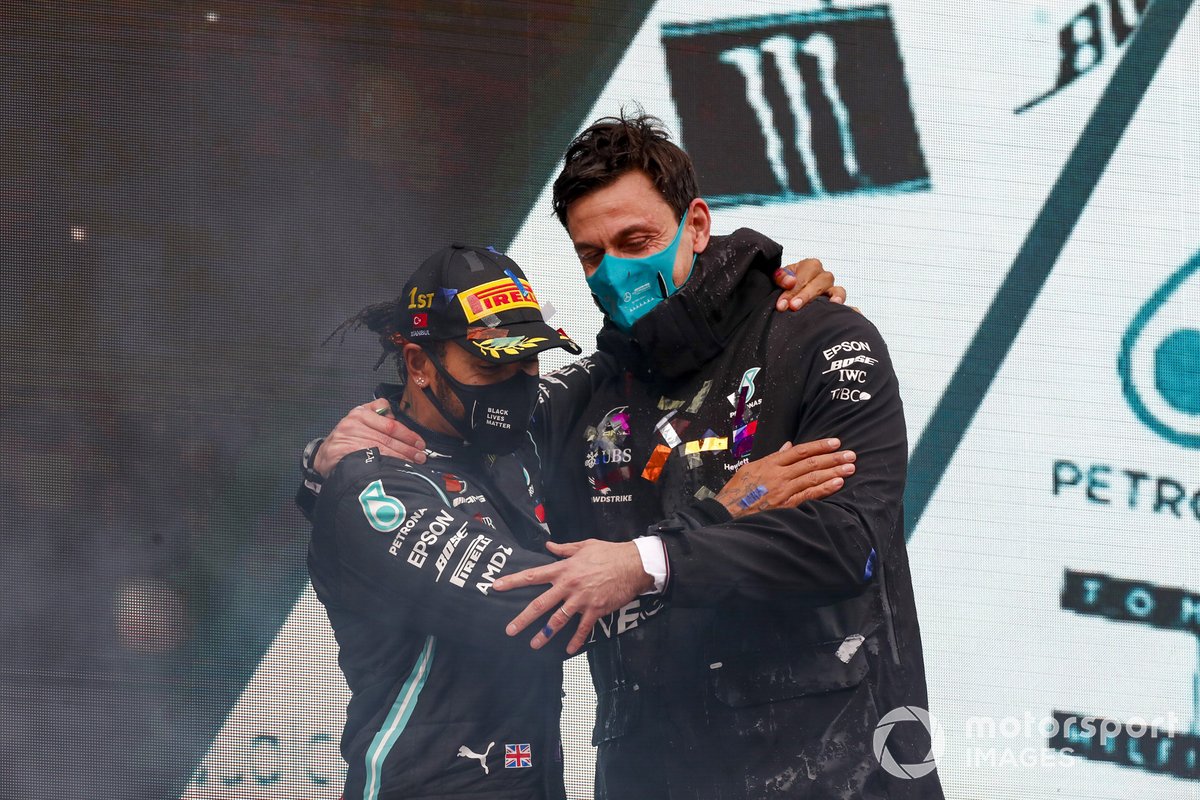 Le vainqueur Lewis Hamilton, Mercedes-AMG F1, et Toto Wolff, Directeur Exécutif, Mercedes AMG, fêtent sur le podium