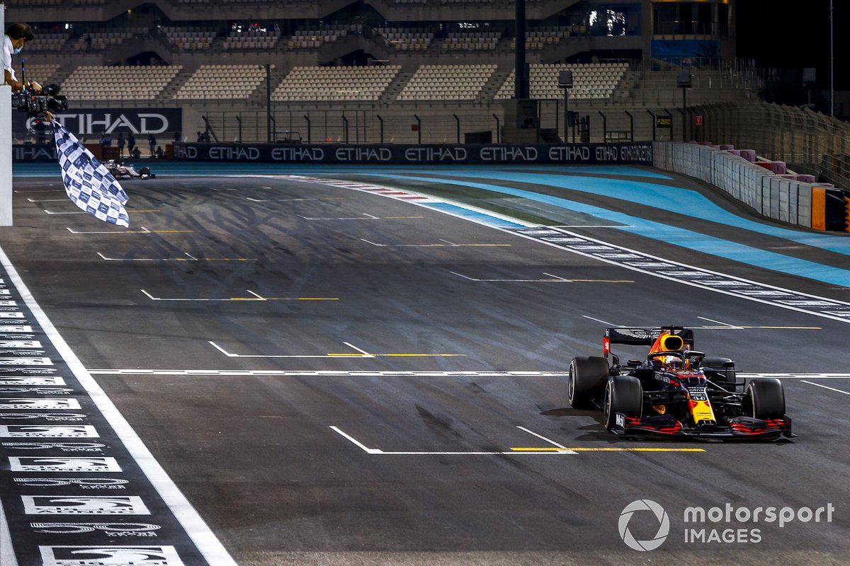 Max Verstappen, Red Bull Racing RB16, menyentuh garis finis sebagai pemenang GP Abu Dhabi.