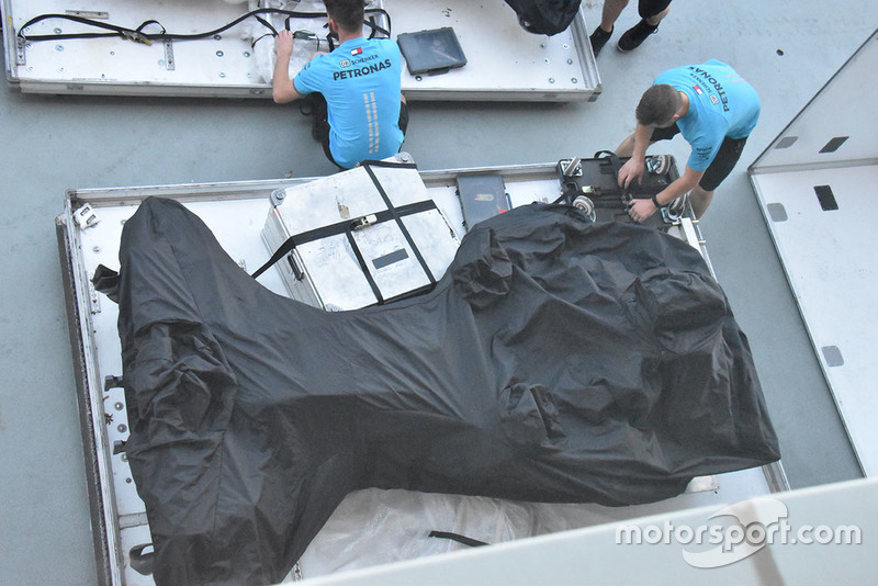 Il telaio della Mercedes W09 sotto un telo