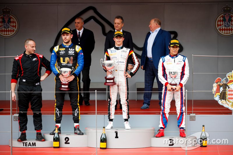 Luca Ghiotto, UNI Virtuosi Racing, Race Winner Nyck De Vries, ART Grand Prix and Nobuharu Matsushita, Carlin on the podium with the trophy