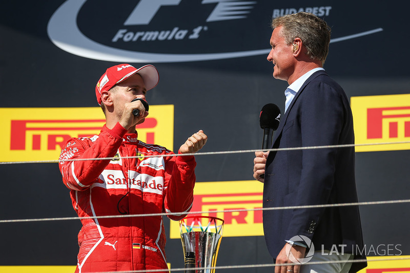 Победитель гонки Себастьян Феттель, Ferrari, и Дэвид Култхард
