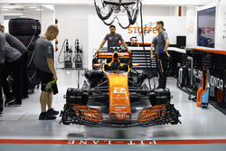 De wagen van Stoffel Vandoorne, McLaren MCL32, in de garage